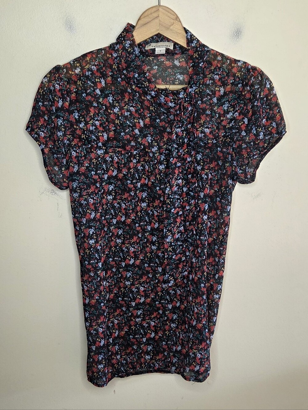 TwentyOne Semi-Sheer Dark Moody Floral Short Sleeve Tie Neck Blouse Size Small